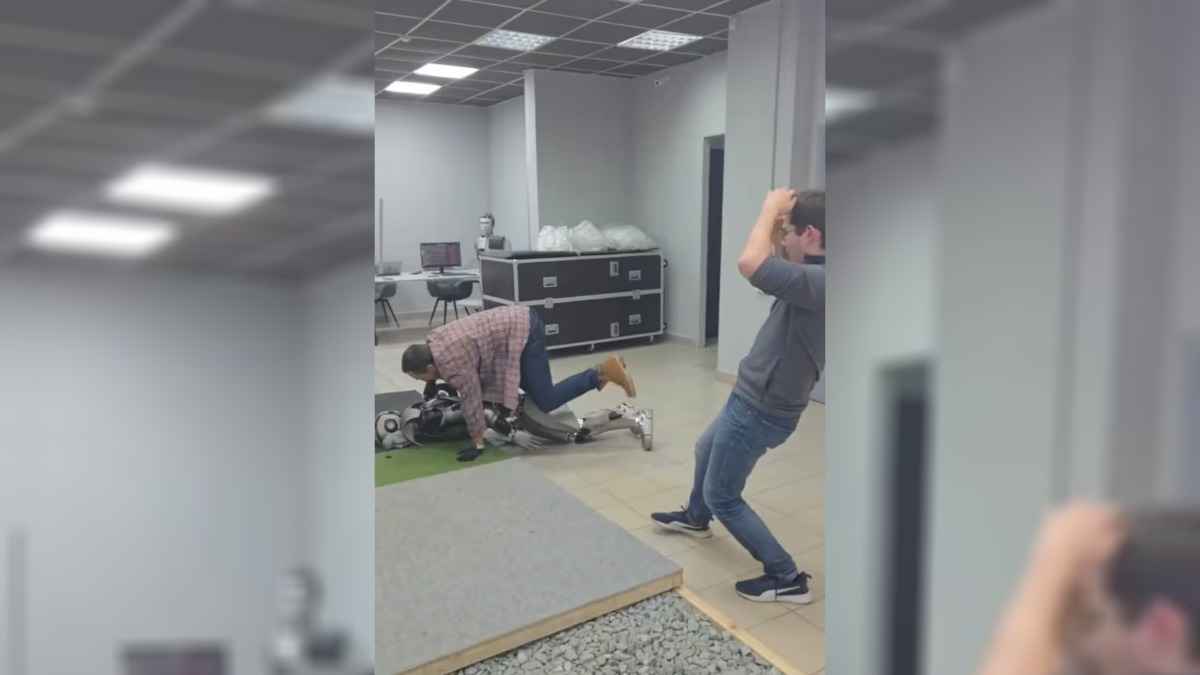 Российские разработчики показали, как ещё умеет падать их робот AIdol — «О б...!»