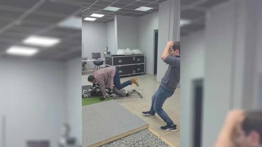 Российские разработчики показали, как ещё умеет падать их робот AIdol — «О б...!»