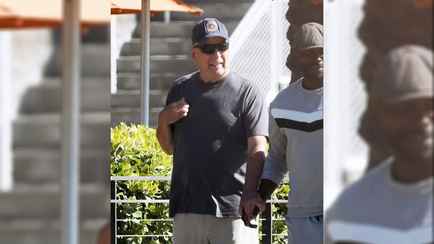 Хрупкий Брюс Уиллис попал на фото во время прогулки с сиделкой