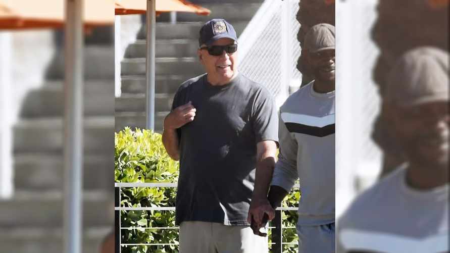 Хрупкий Брюс Уиллис попал на фото во время прогулки с сиделкой