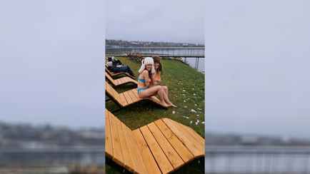 В российском городе на пляже установили шезлонги сразу после первого снега. Как объяснили?