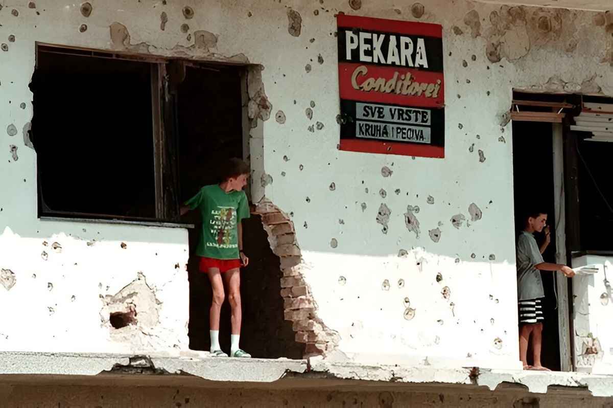 На фото дети в Сараево в 1990-х годах