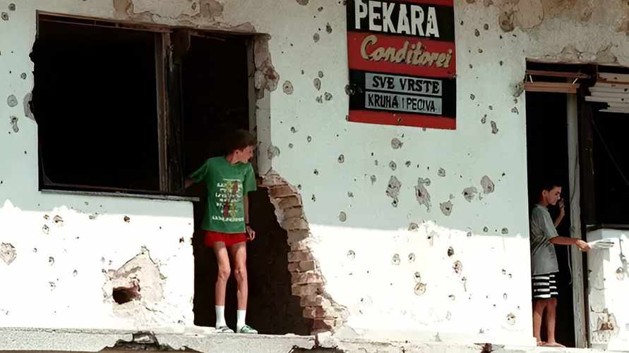 На фото дети в Сараево в 1990-х годах