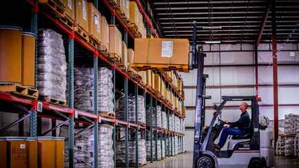 Белорусские предприятия накопили на складах продукции почти на 4 млрд долларов