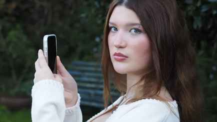 Подросток подала в суд на правительство Великобритании и потребовала запретить телефоны в школе