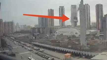 В России рабочие снесли здание прямо на парковку с машинами