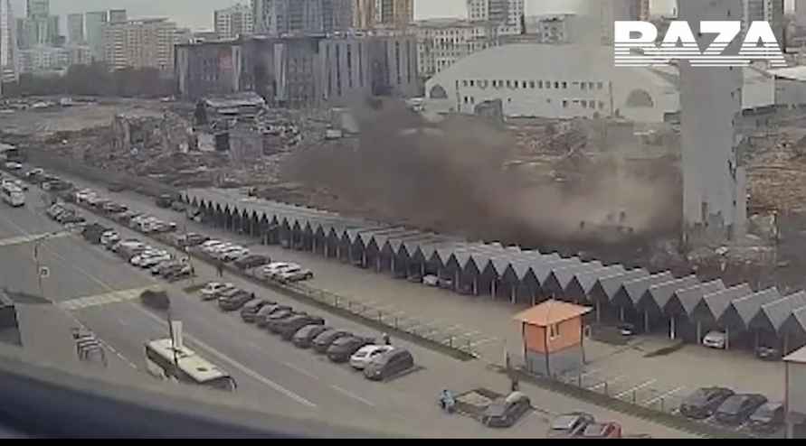 В России рабочие снесли здание прямо на парковку с машинами