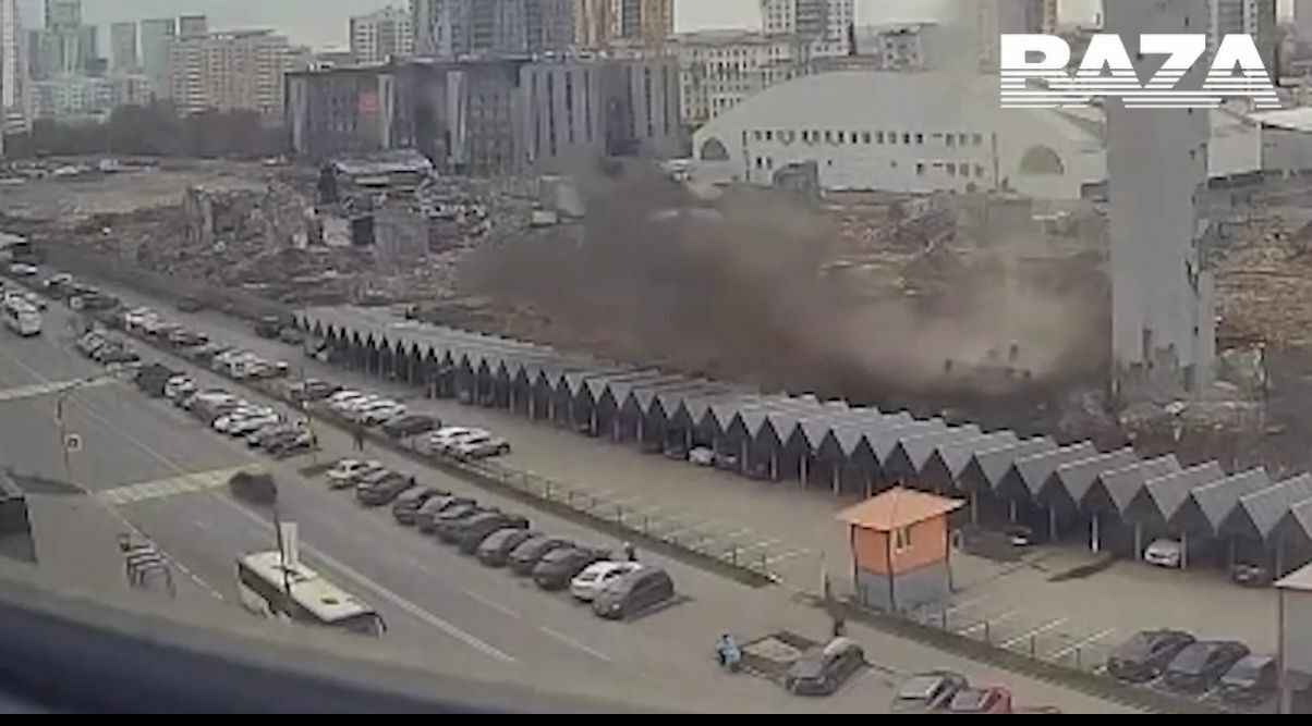 В России рабочие снесли здание прямо на парковку с машинами