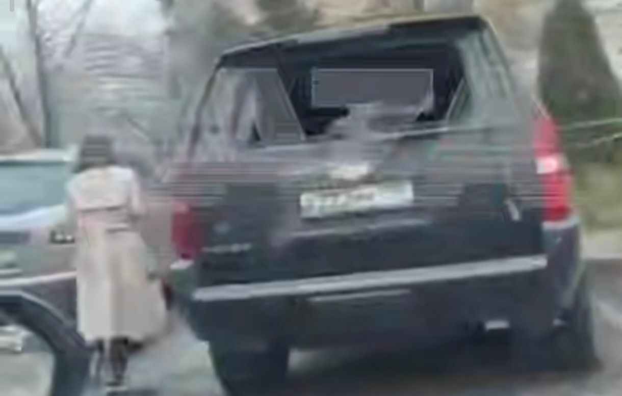 В России рабочие снесли здание прямо на парковку с машинами