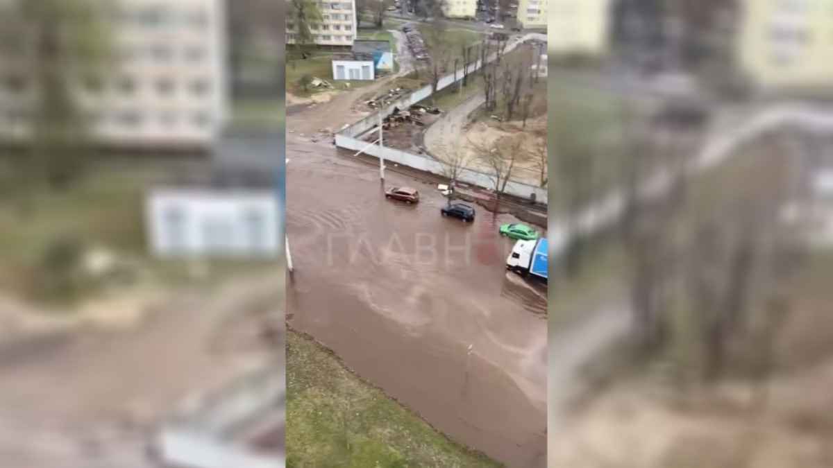 Метростроевцы повредили трубопровод в центре Минска - затопило одну из улиц