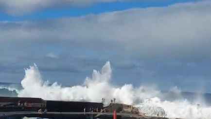 На видео попало, как гигантская волна смыла людей в океан