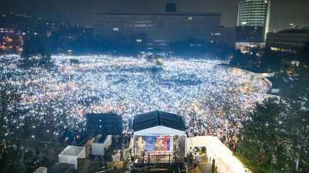 В Словакии десятки тысяч людей вышли на протест после ссоры Фицо со студентами