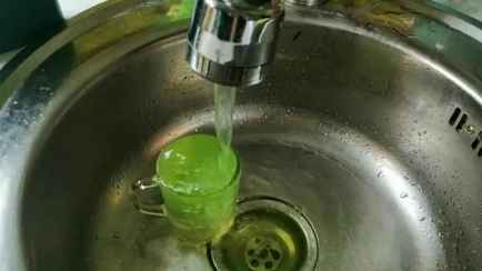 Минчан попросили не паниковать из-за зелёной воды в кранах