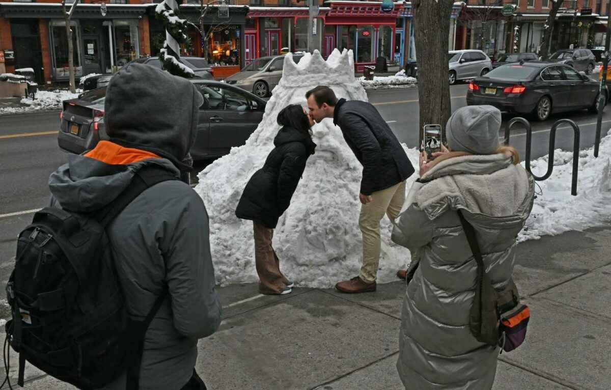 Белорусский скульптор возвел в Нью-Йорке снежного Миндовга. Но жители решили, что это Посейдон или Аквамен