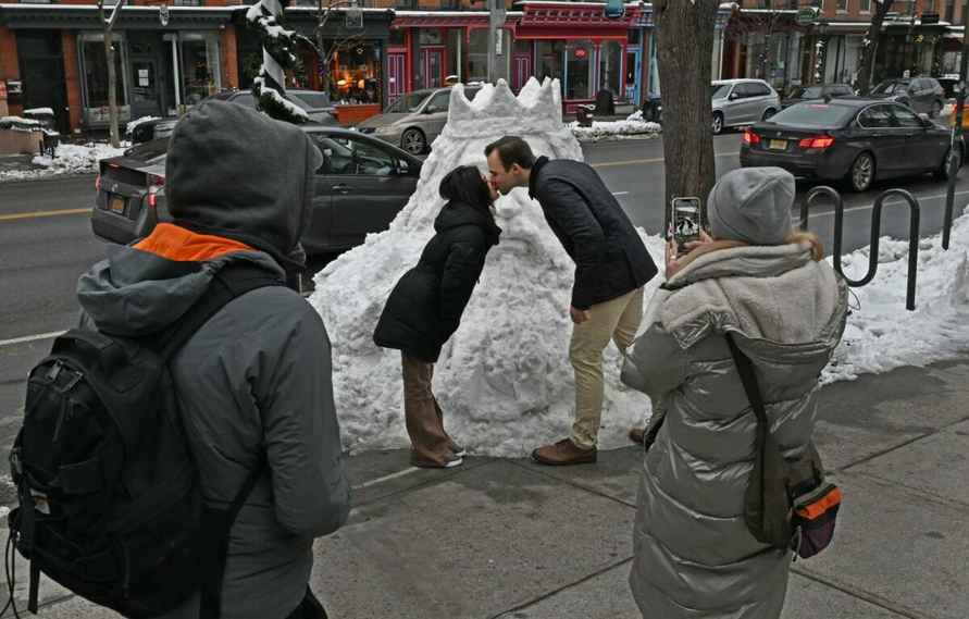 Белорусский скульптор возвел в Нью-Йорке снежного Миндовга. Но жители решили, что это Посейдон или Аквамен
