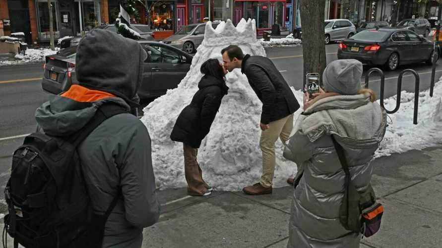 Белорусский скульптор возвел в Нью-Йорке снежного Миндовга. Но жители решили, что это Посейдон или Аквамен