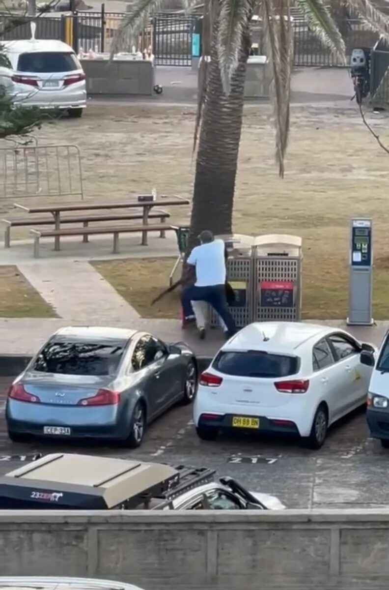 Массовый расстрел на пляже в Австралии. Прохожий обезвредил одного из террористов