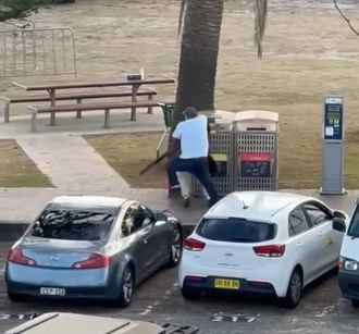 Массовый расстрел на пляже в Австралии. Прохожий обезвредил одного из террористов