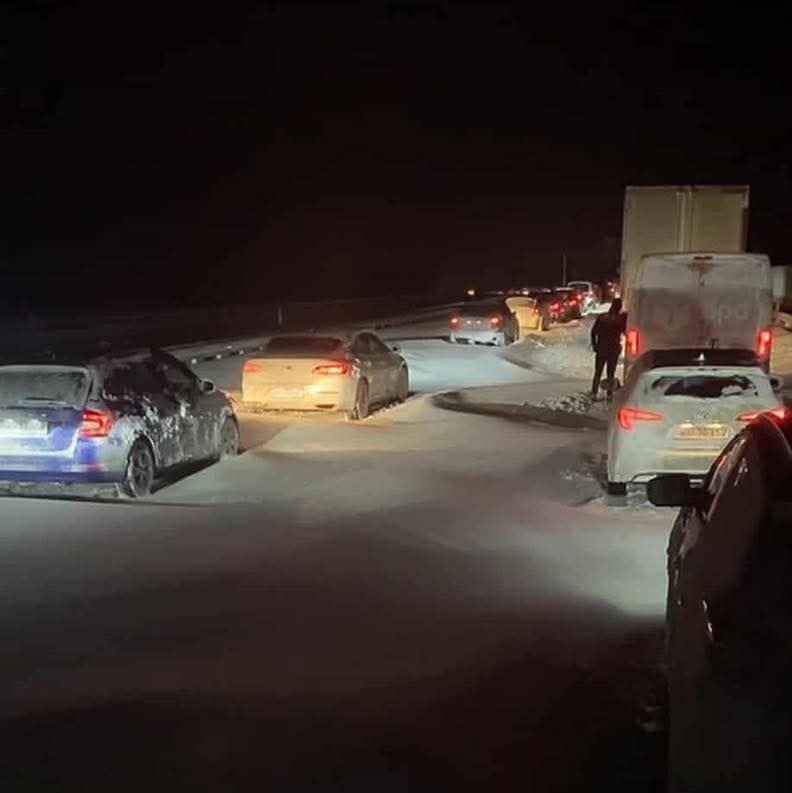 Снегопады в Польше устроили коллапс на дорогах