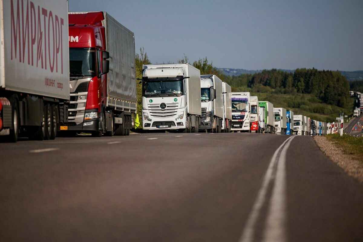 Международный союз транспорта запросил у Минска объяснения запрета на выезд литовским грузовикам