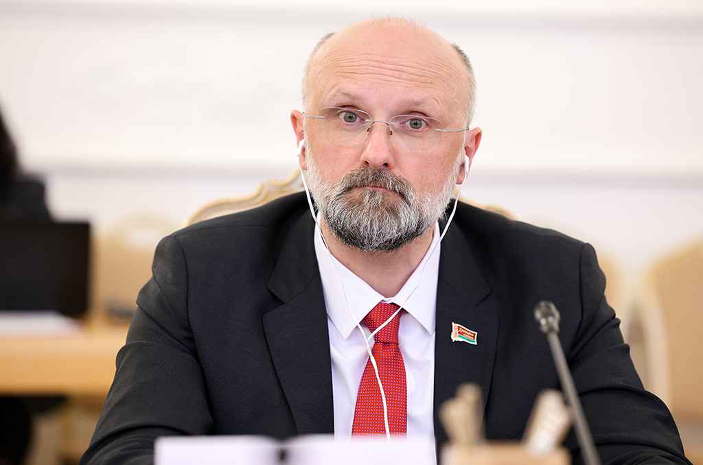 Belarus Offers Lithuania 'Negotiation Table' Amid Balloon Smuggling Tensions