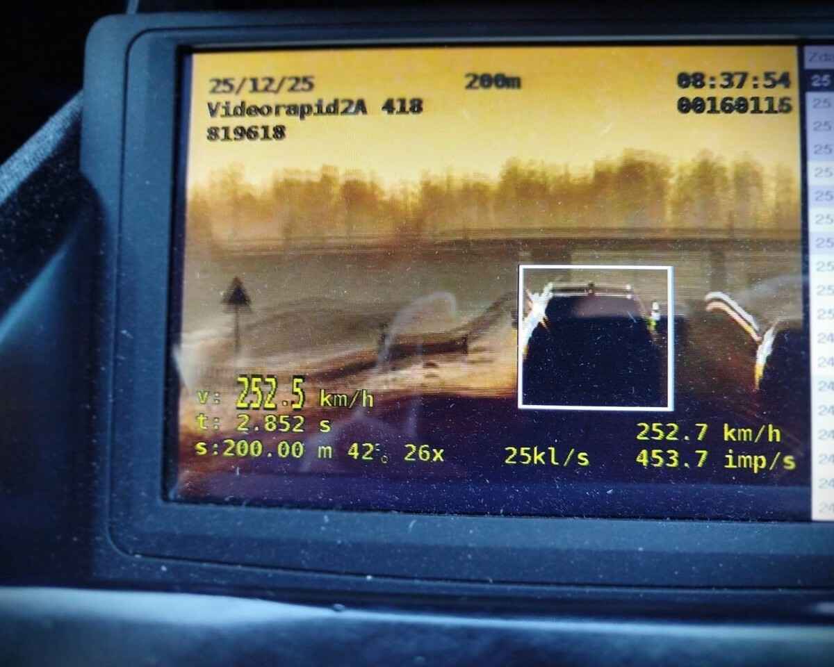 Водитель BMW разогнался свыше 250 км/ч на обычной дороге. Как объяснил после задержания?