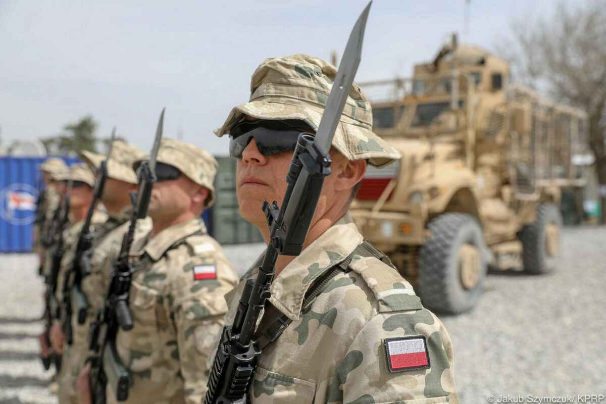 У поляков спросили, хотят ли они вернуть срочную службу в армию. За что выступает большинство?