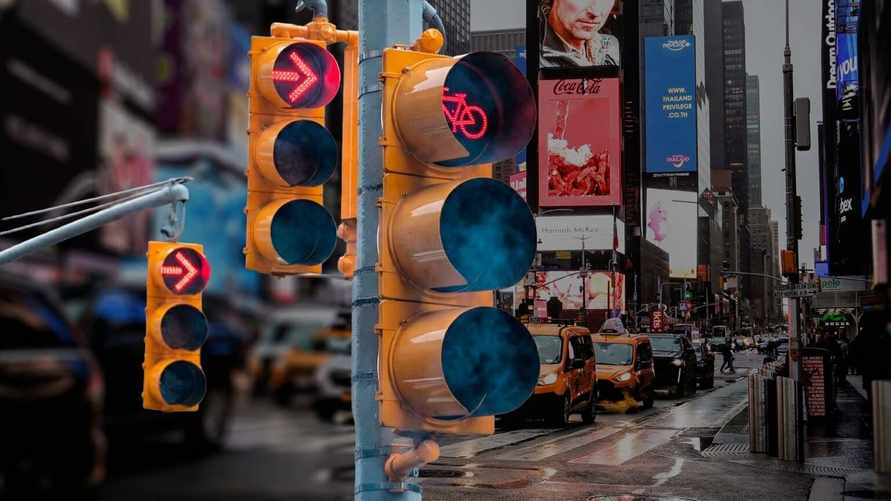 В Нью-Йорке разрешат проезд на красный свет. Почему такой маневр назвали эффективным?