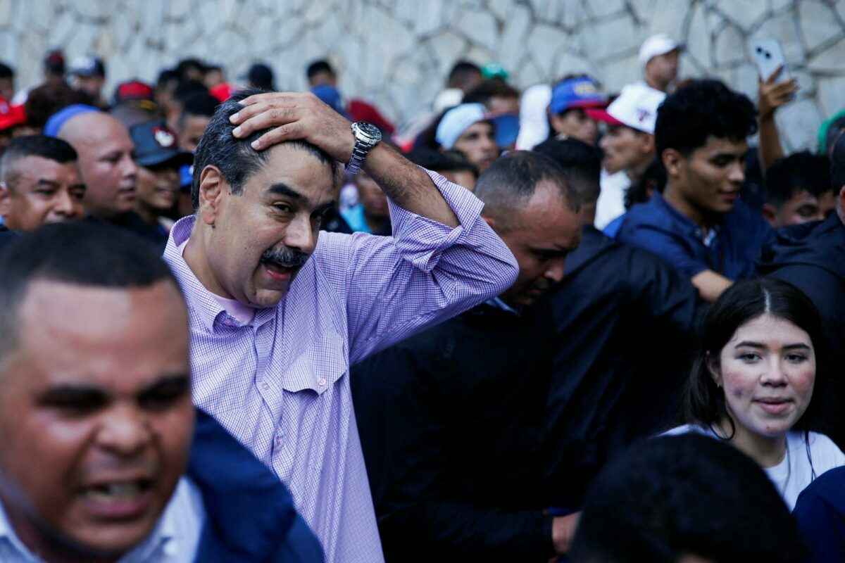 Не задерживается на месте и меняет телефоны. Мадуро опасается высокоточного удара США