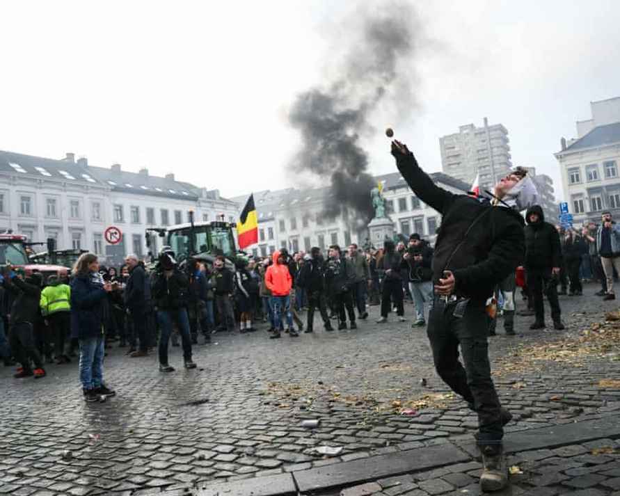 Фермеры забросали картошкой полицию во время протестов на фоне саммита ЕС