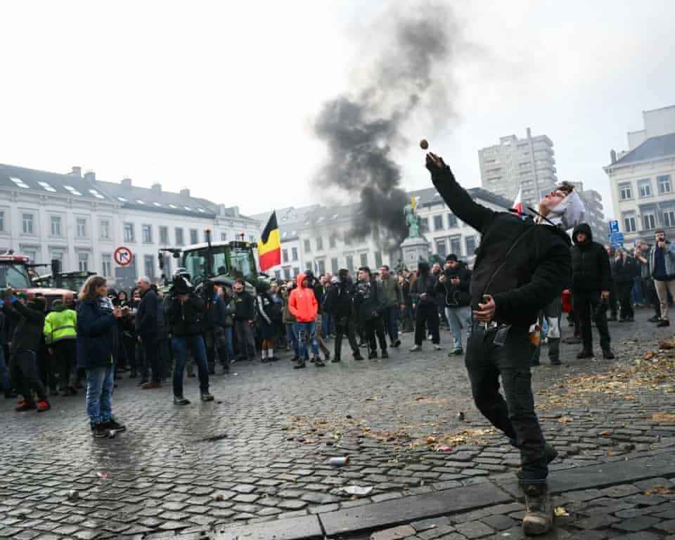Фермеры забросали картошкой полицию во время протестов на фоне саммита ЕС