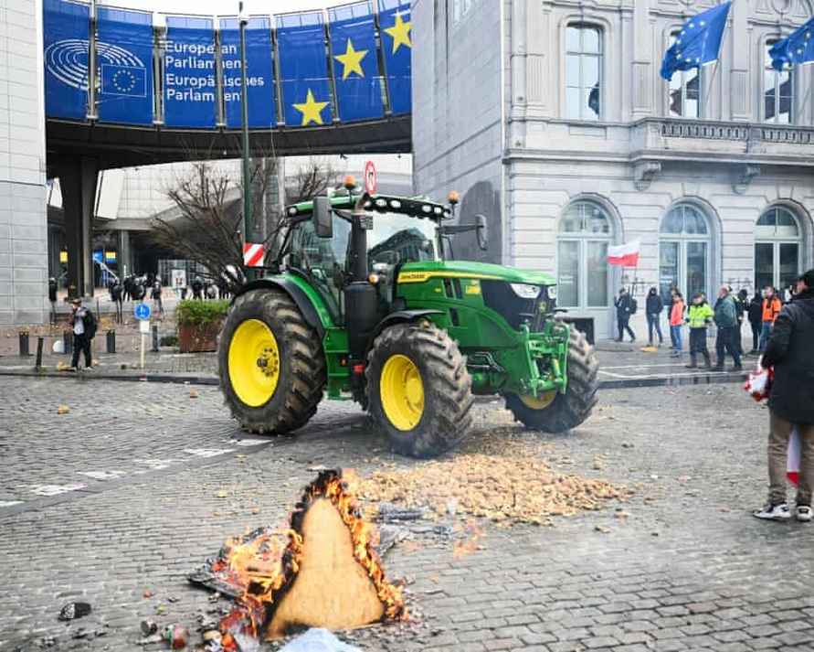 Фермеры забросали картошкой полицию во время протестов на фоне саммита ЕС