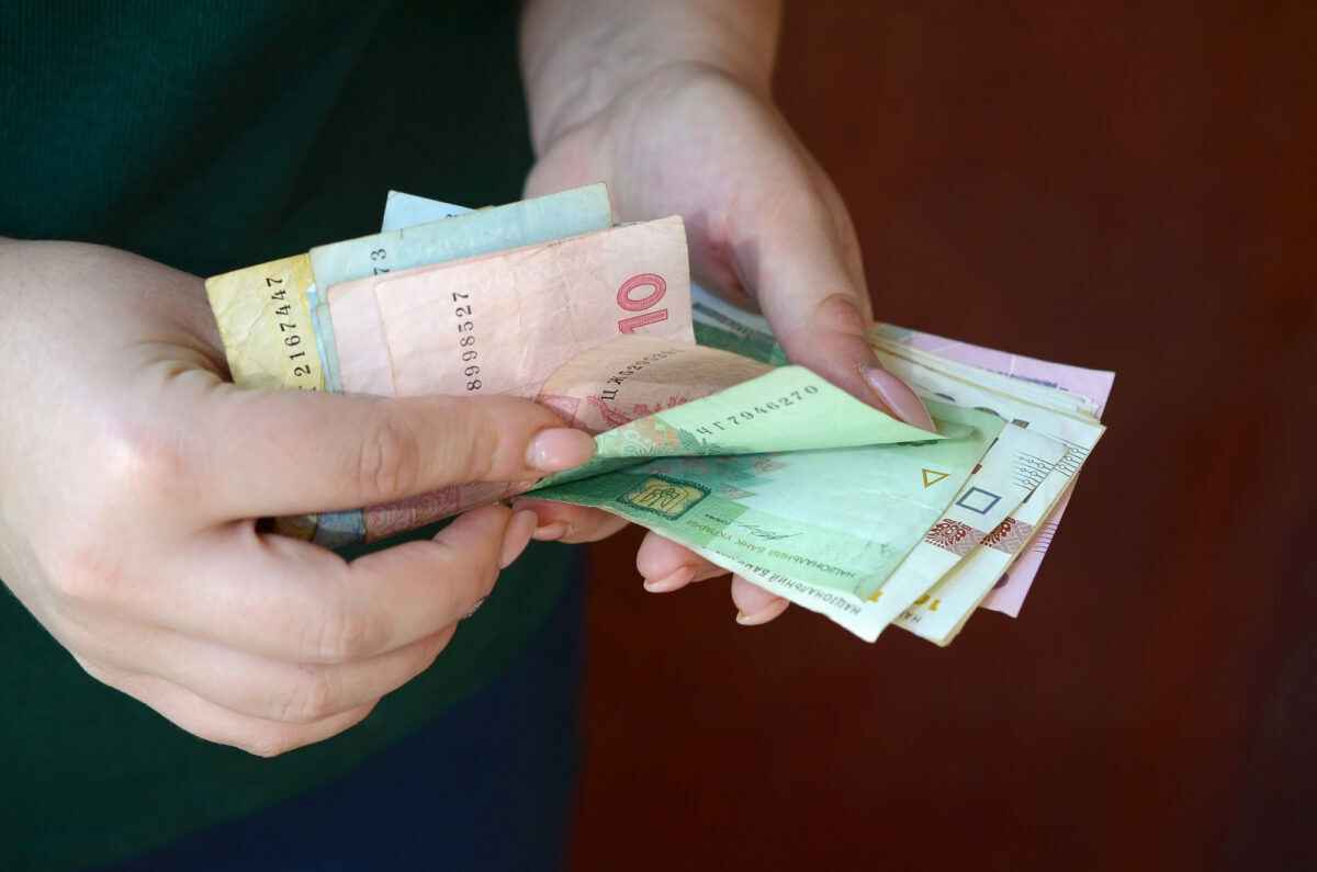 В Украине решили поднять зарплаты учителям на 50% в 2026 году. Это сколько?