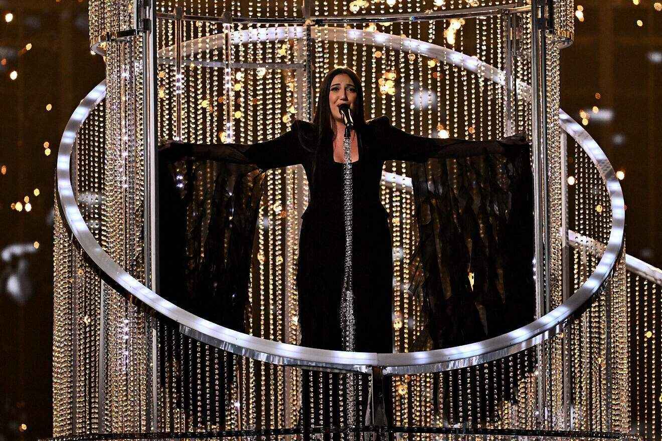 На фото Юваль Рафаэль, представитель Израиля на "Евровидении-2025"