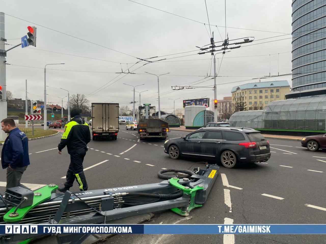 В Минске упал кран на дорогу