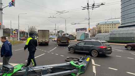 В Минске упал кран на дорогу