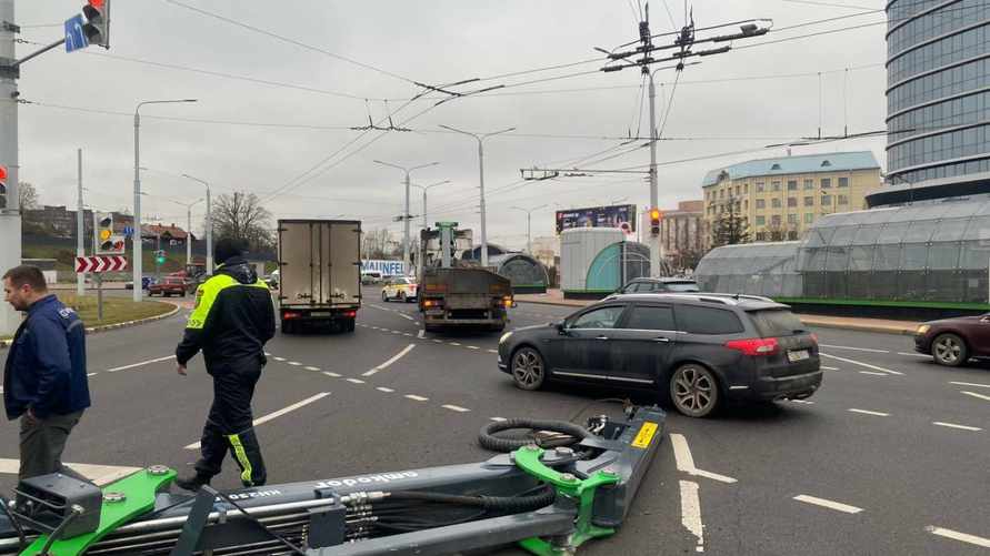 В Минске упал кран на дорогу