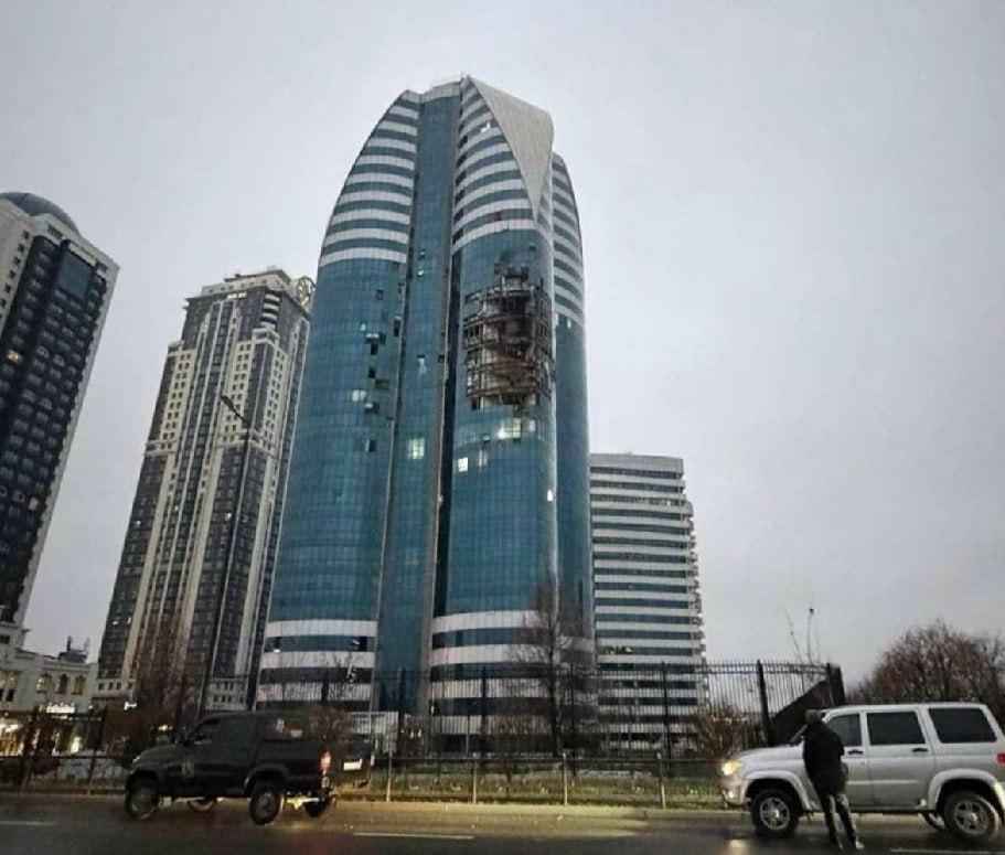 Беспилотник поразил небоскреб в Грозном рядом с резиденцией Кадырова