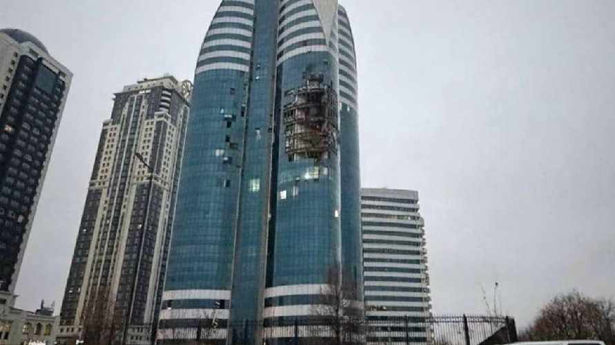 Беспилотник поразил небоскреб в Грозном рядом с резиденцией Кадырова