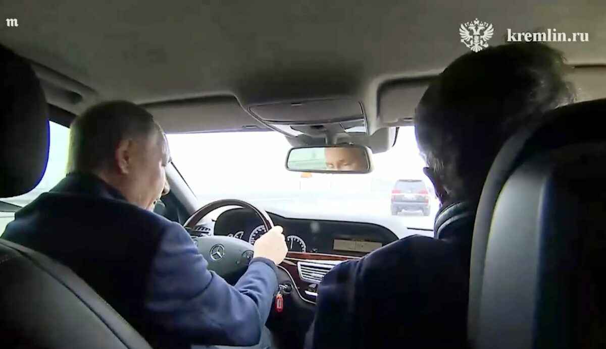 Путин заявил, что тайно ездит по Москве без мигалок