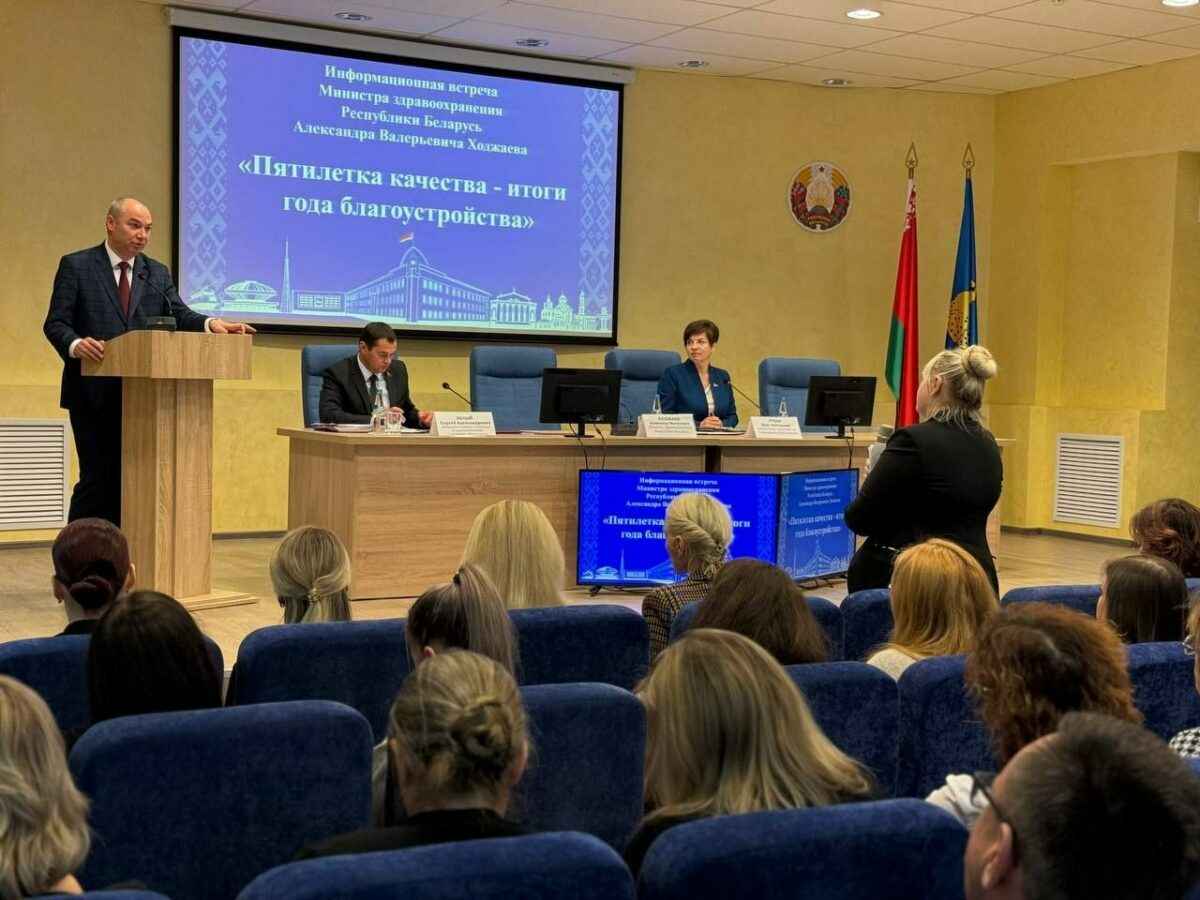 Глава Минздрава Беларуси призвал провести современные дороги в "большие населенные пункты"