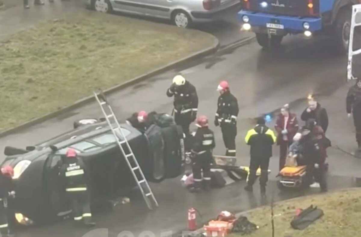 В Минске перевернулась машина. Затем приехали спасатели и разрезали ее