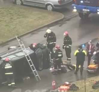 В Минске перевернулась машина. Затем приехали спасатели и разрезали ее
