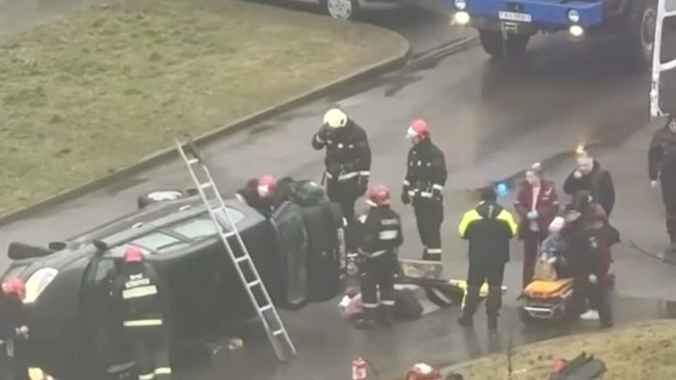 В Минске перевернулась машина. Затем приехали спасатели и разрезали ее