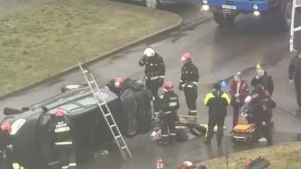 В Минске перевернулась машина. Затем приехали спасатели и разрезали ее