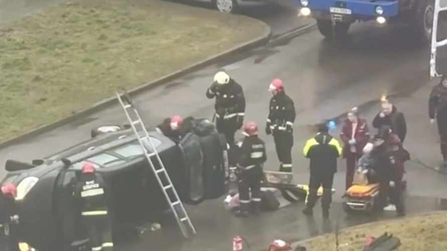 В Минске перевернулась машина. Затем приехали спасатели и разрезали ее