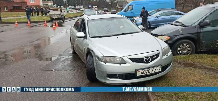 В Минске перевернулась машина. Затем приехали спасатели и разрезали ее