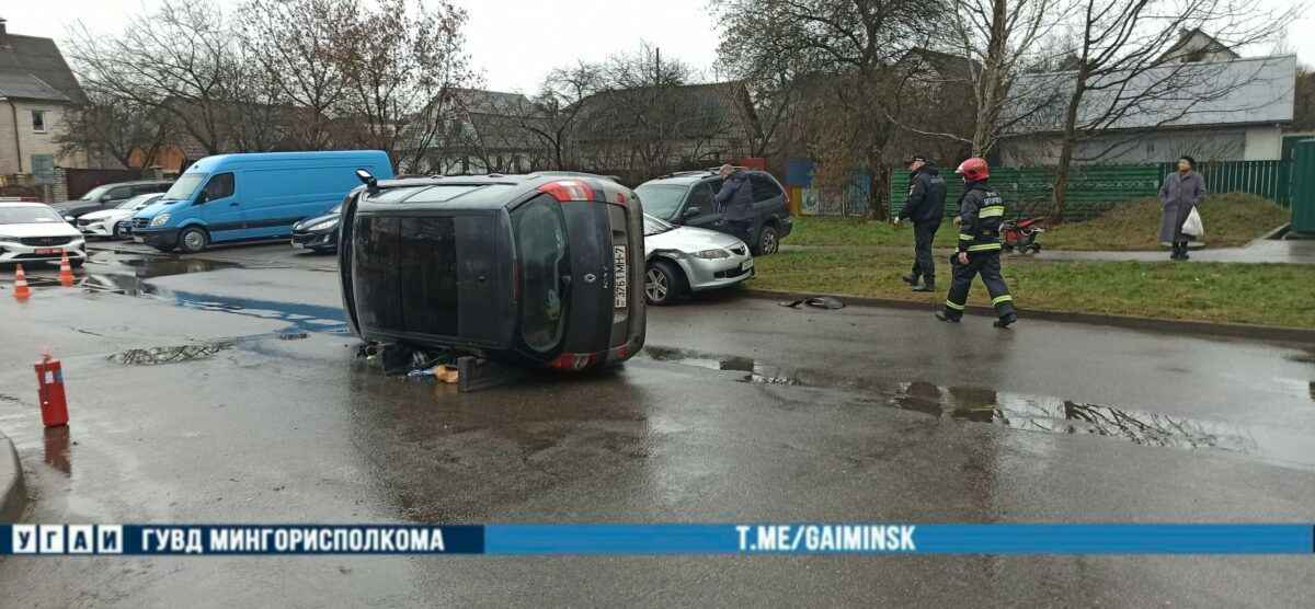 В Минске перевернулась машина. Затем приехали спасатели и разрезали ее