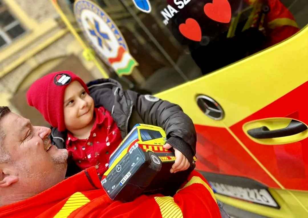 «Привет, спасатели» - 4-летний мальчик спас свою маму и стал национальным героем