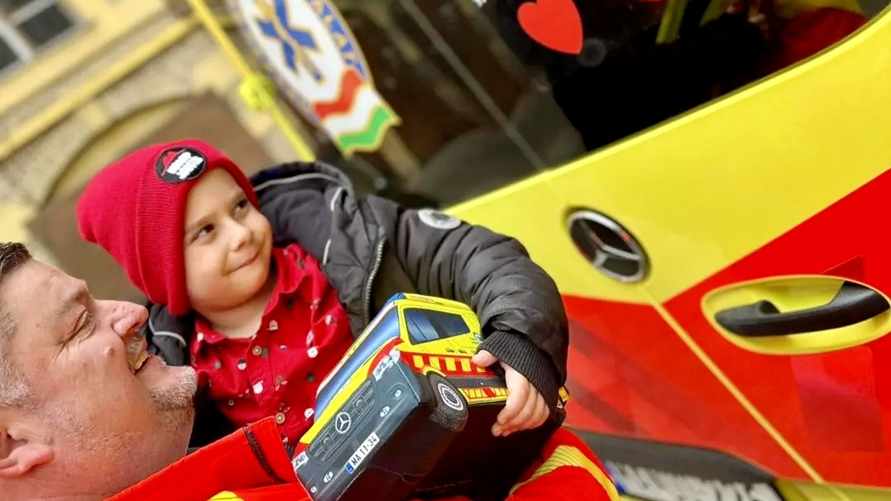 «Привет, спасатели» - 4-летний мальчик спас свою маму и стал национальным героем